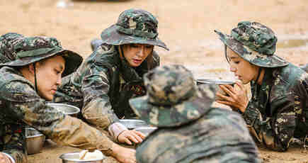 新人兵士は泥の中で食事　女性スターも体験