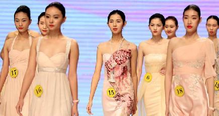 中国大学生服装モデル大会の決勝戦は深圳で行われ