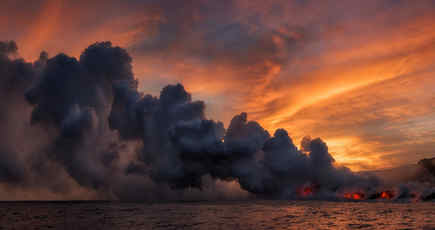 キラウエア火山、マグマが海に流れ込む衝撃的な写真
