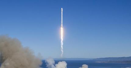 米「ファルコン9」ロケットが打ち上げ再開　初の海上回収も成功