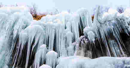 河北省の氷瀑の奇観　童話のような美しさ
