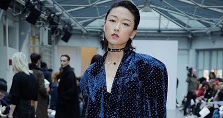 女優劉洛汐、パリファッションウィークで80年代の復旧ファッショントレンドを展示