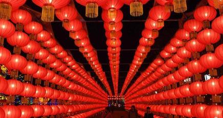 重慶市、新春の風情ある赤提灯