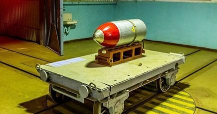 旧ソ連の地下潜水艦基地に迫る　今も核兵器が残る
