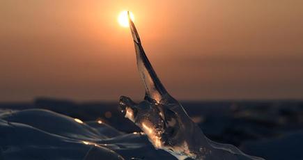 中ロの国境地帯にあるハンカ湖　壮麗な氷に夕日を映る