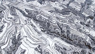 黄土高原で雪、白と黒が織りなす美