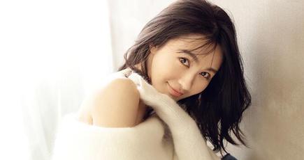 女優李菲児のファッション写真、白いセーターに暖かい笑顔