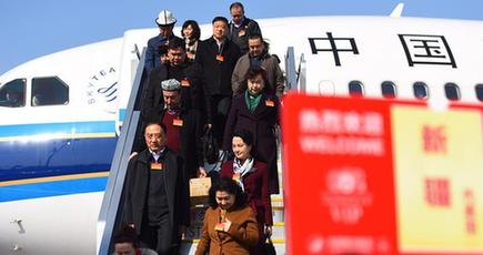 新疆ウイグル自治区の代表団が北京に到着