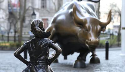 ウォール街　牛の銅像の向こうに「果敢の少女」が登場