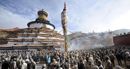 チベット、ツァンパを投げて新年を迎え