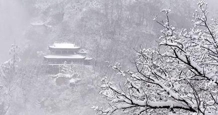 甘粛省の崆峒山　初春の雪が山を覆う
