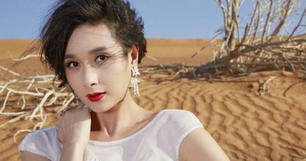 楊恭如は砂漠で白い礼服写真を撮り、優雅と勇壮のぶつかり