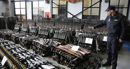 アフリカの違法兵器工場　各種の大型武器が揃う