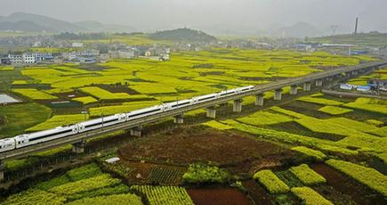 春の景色の中を通過する高速鉄道　貴州省