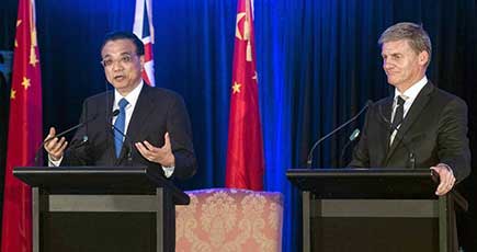 李克強総理とニュージーランドのイングリッシュ首相が共同記者会見を開催