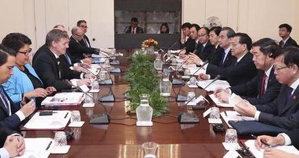 李克強総理とニュージーランドのイングリッシュ首相が会談した際、アップグレード版の互恵協力の新構造を構築し中国・ニュージーランドの関係がより大きく発展するよう推進していくと強調