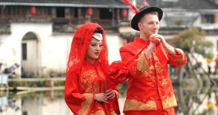 ウクライナ男性、徽州の伝統の結婚式を行う