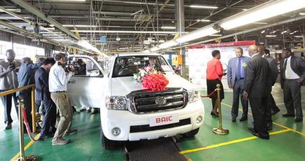 中国ジンバブエ合弁自動車企業の第１号車ラインオフ