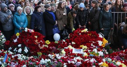 ロシアの民衆、サンクトペテルブルク地下鉄爆発事件の犠牲者を悼む