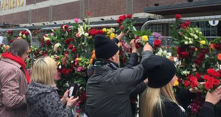 ストックホルムの民衆、トラック襲撃事件の犠牲者を悼んだ