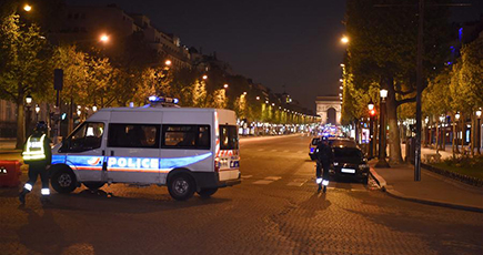 パリのシャンゼリゼ通りで銃撃事件が発生　警察官1人が殉職
