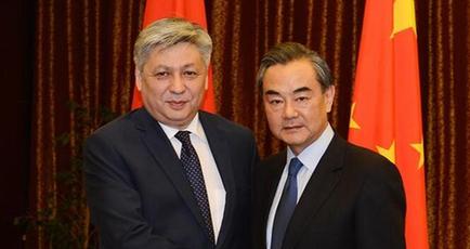王毅外交部長、キルギス外相と会見