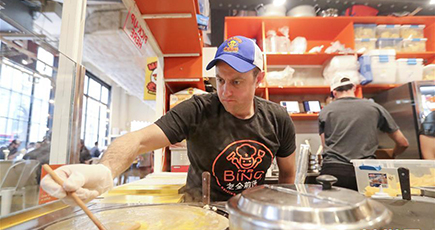 米ニューヨークで中国グルメが人気　長蛇の行列ができる煎餅店