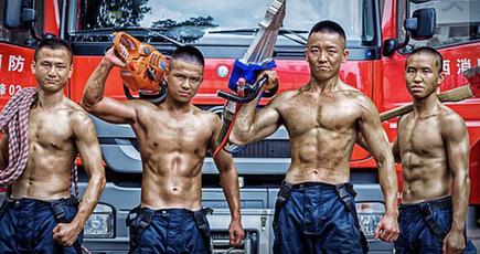 広西 柳州市消防支隊のイメージポスター　兵士が筋肉披露