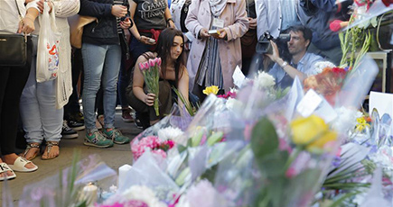 マンチェスターで集会　テロの犠牲者を追悼