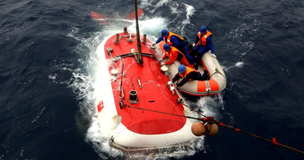 有人潜水艇「蛟竜」号、雨の中で太平洋に潜水