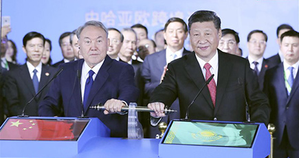 習近平主席、カザフスタンのナザルバエフ大統領と共にアスタナ国際博覧会中国国家館を見学し、中国・カザフスタンユーラシアクロスボーダー輸送動画オンライン式典に出席