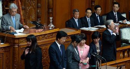 日本各界が議論を呼ぶ法案の政府の強行採決に強く抗議