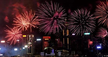 綺麗な花火がビクトリア港の上空で咲き　香港の祖国復帰20周年を祝う