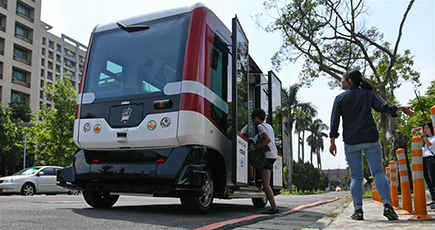 台湾地区、初の無人運転バスが路上テストを実施