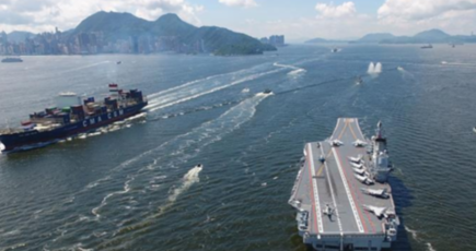 遼寧艦空母編隊が香港を離れる 市民が名残り惜しげに見送る
