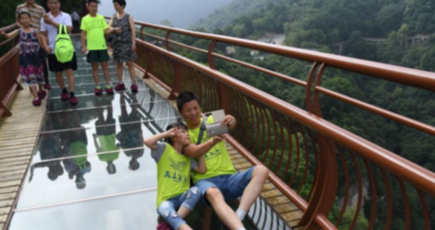 陝西少華山：宙にぶら下がるガラス桟道、観光客誘致