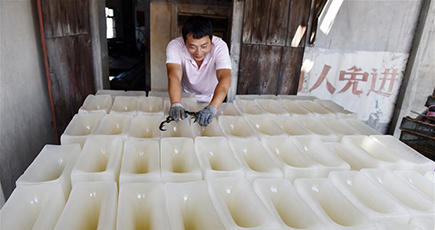 猛暑で「製氷工場」が大繁盛　安徽省