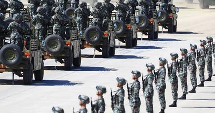 中国人民解放軍創設９０周年閲兵で九つの作戦群が観閲受ける
