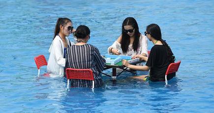 猛暑対策！プールでマージァンを熱中に　中国重慶市