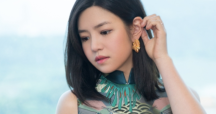 人気スター陳妍希のファッション写真、みどりのワンピースで優雅な気質を展示
