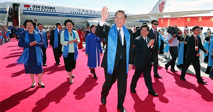 兪正声氏、中央代表団を率いてフフホトに到着し、内モンゴル自治区成立70周年の祝賀活動に出席