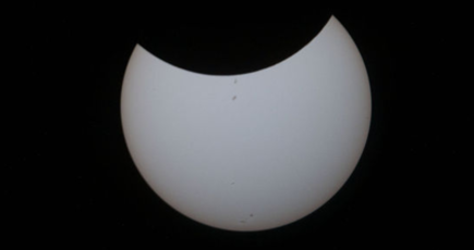 宇宙飛行士が宇宙ステーションから皆既日食を撮影