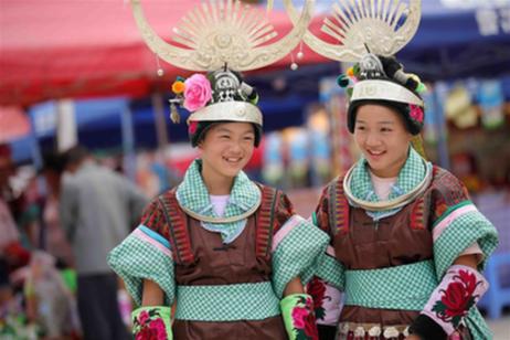 貴州丹寨：ミャオ族が歌や踊りで「坂登り節」を祝う