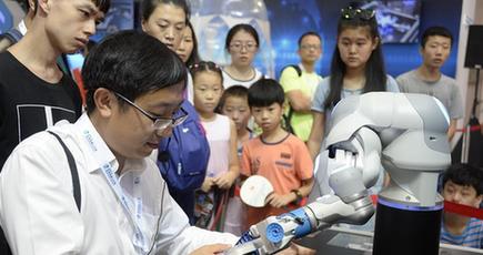 世界ロボット大会：未来のテクノロジーに近距離で触れる