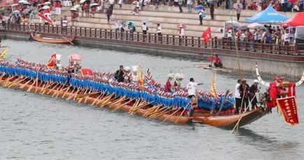 世界最長の苗族の木製ドラゴンボート、貴州省施秉県の川に登場