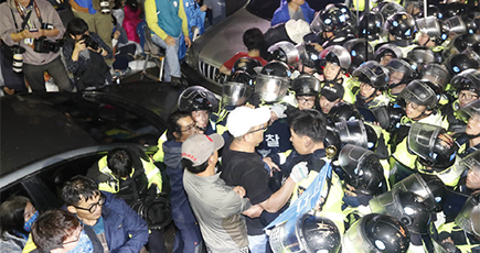 韓国が夜明けにTHAAD発射台４基を配置、反対する民衆が警察側と激しい衝突【写真集】