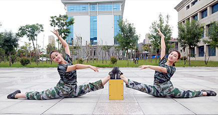 鄭州の大学新入生、軍事訓練で100人がそろって「１８０度開脚」を披露