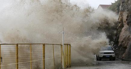 台風「タリム」の影響を受け、浙江省沿海部で風力8～11級の突風が発生