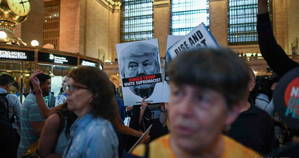 ニューヨークの民衆が「白人至上主義に反対する」デモ　トランプ大統領に抗議