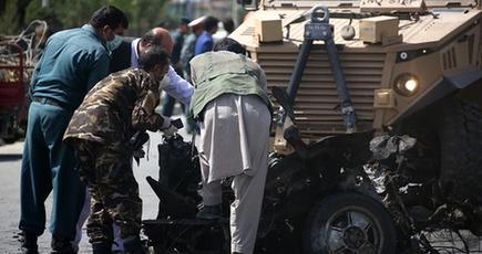アフガニスタンに駐留するNATO主導の国際部隊の車列襲撃、3人負傷
